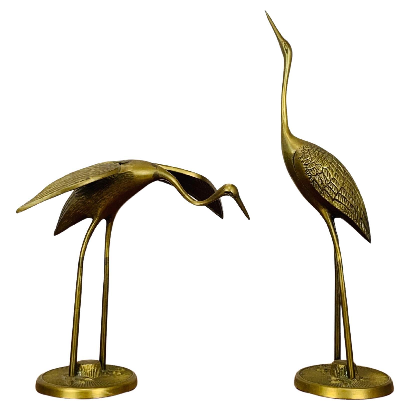 Coppia di sculture di uccelli in ottone a forma di airone o gru, anni '70