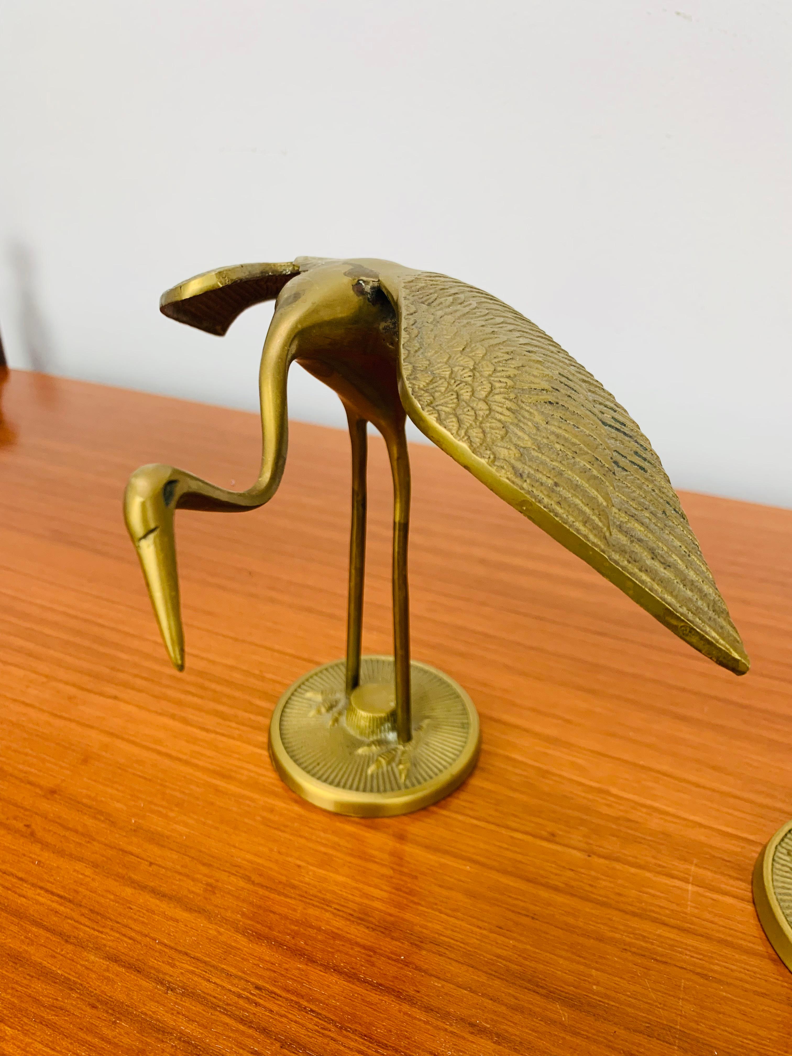 Coppia di sculture di uccelli in ottone a forma di airone o gru, anni '70 in vendita 1