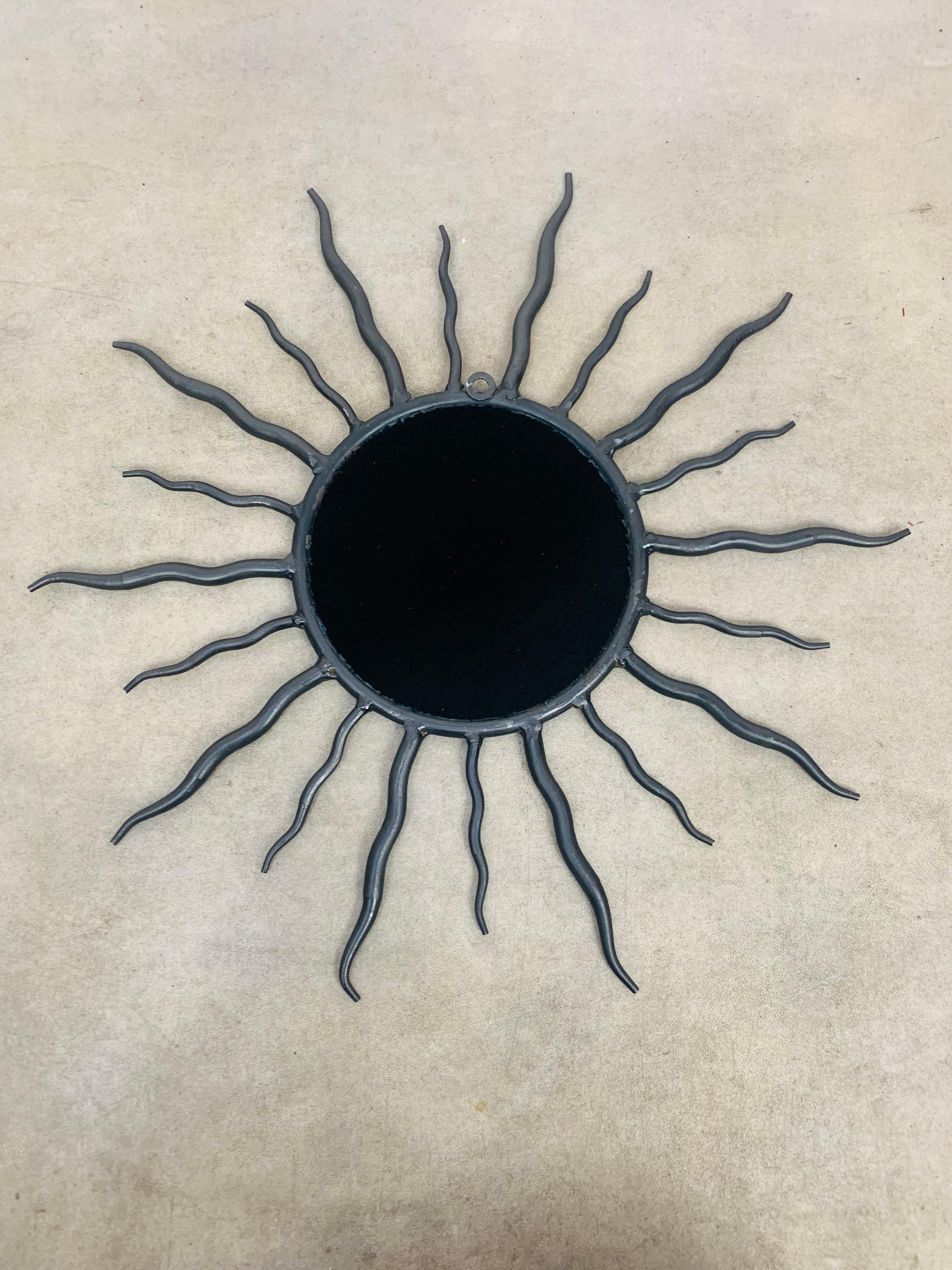 Français Miroir en fer forgé Brutalist Sunburst, circa 1970 en vente