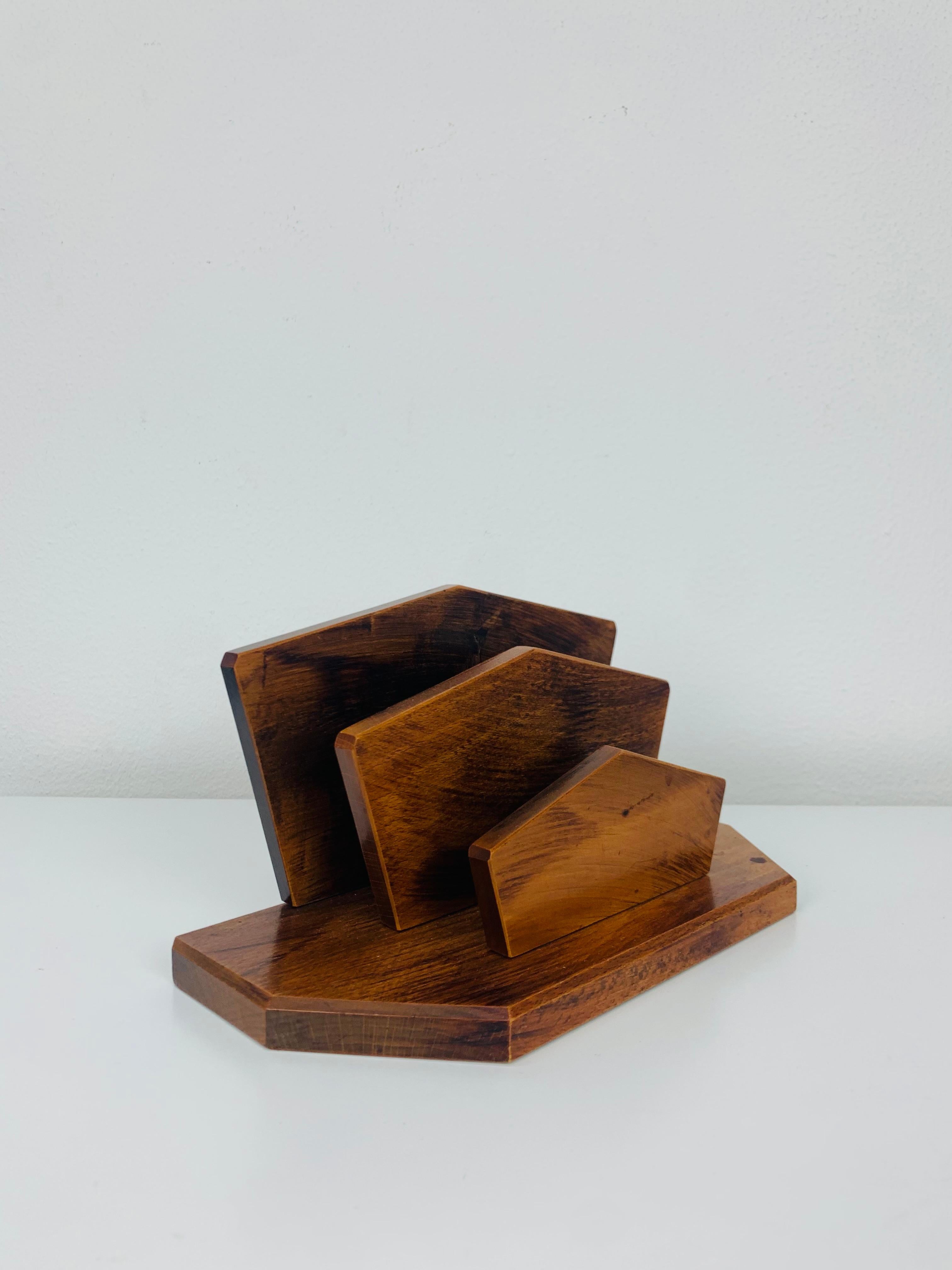Französischer Art Deco Briefhalter aus Holz. 

