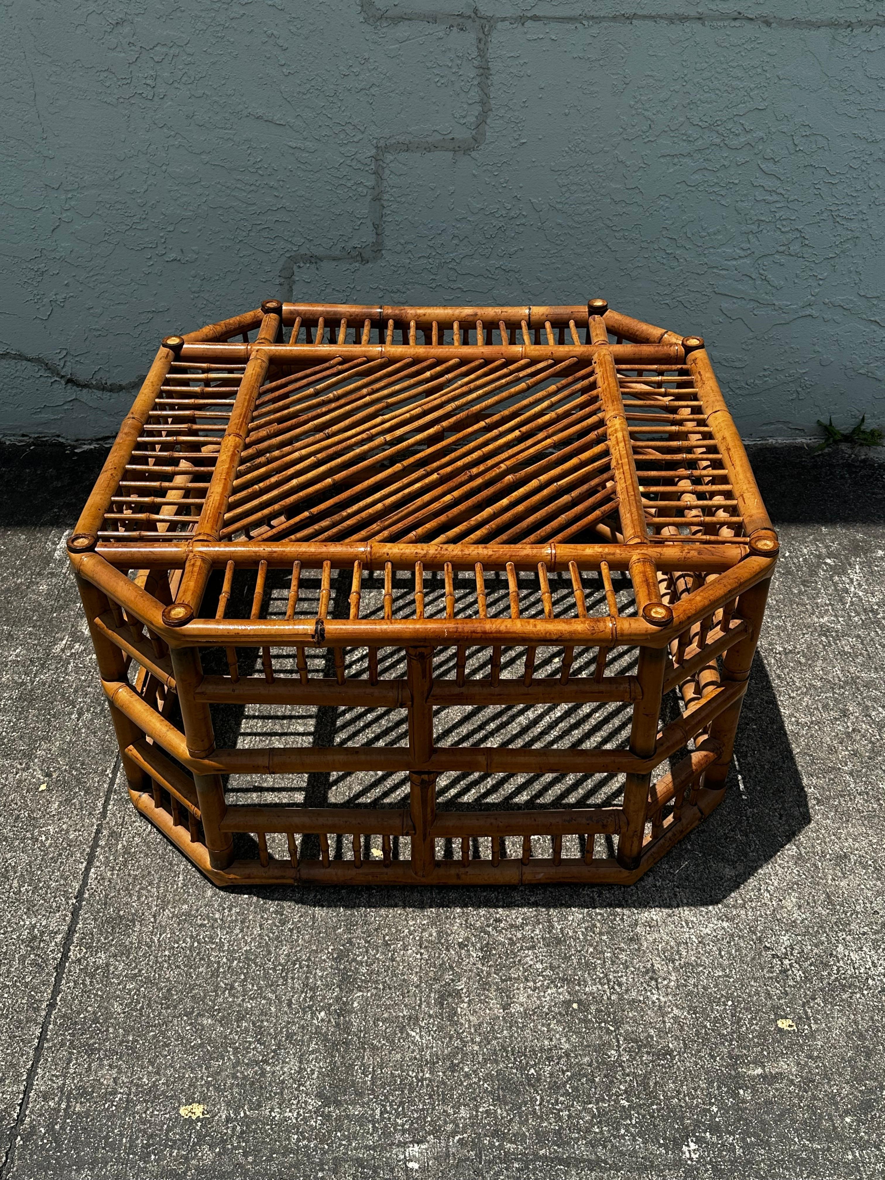 Mesa de centro octogonal de cristal de bambú y ratán estilo Brighton de los años 70 en venta 4
