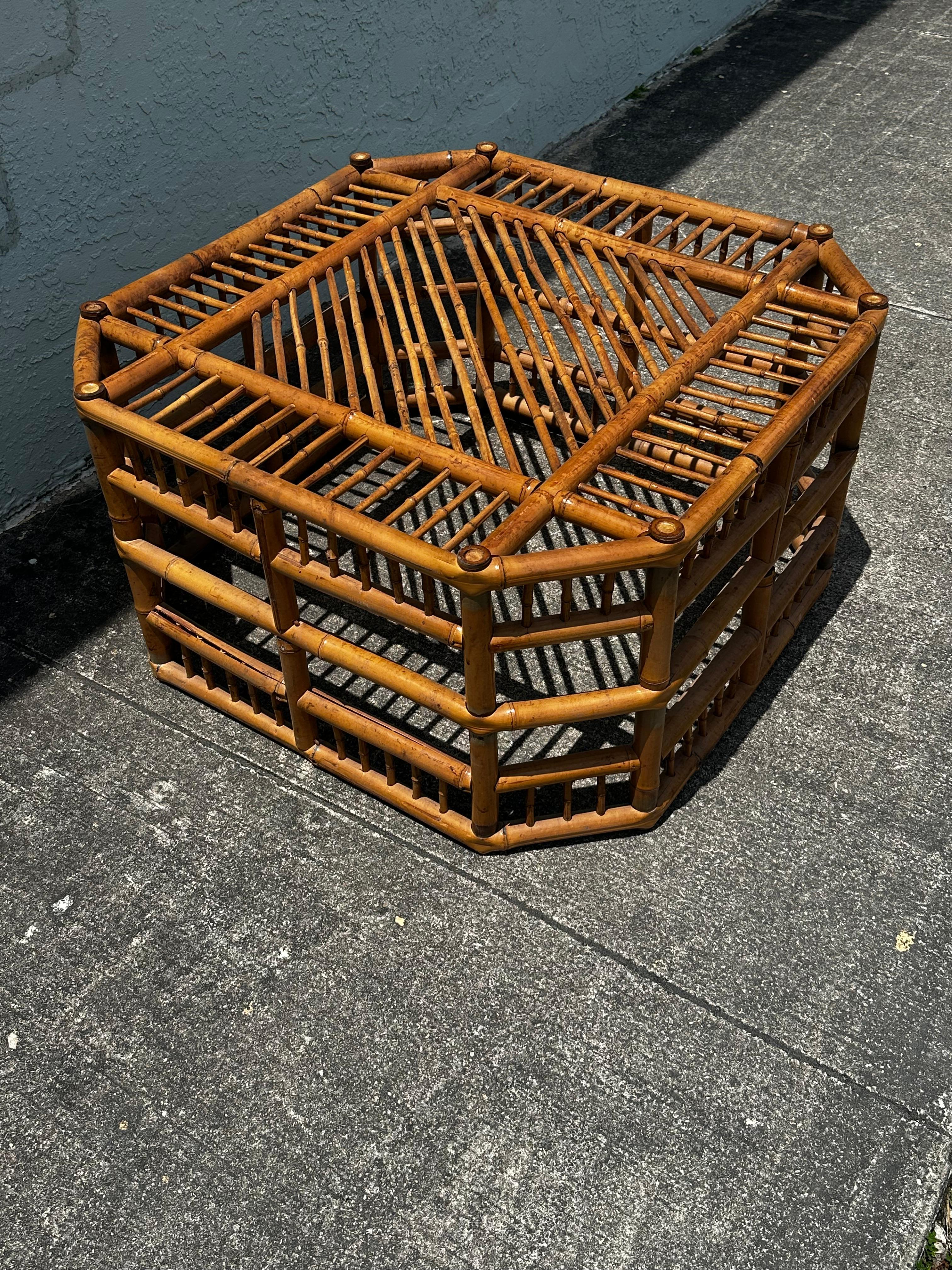 Mesa de centro octogonal de cristal de bambú y ratán estilo Brighton de los años 70 en venta 5