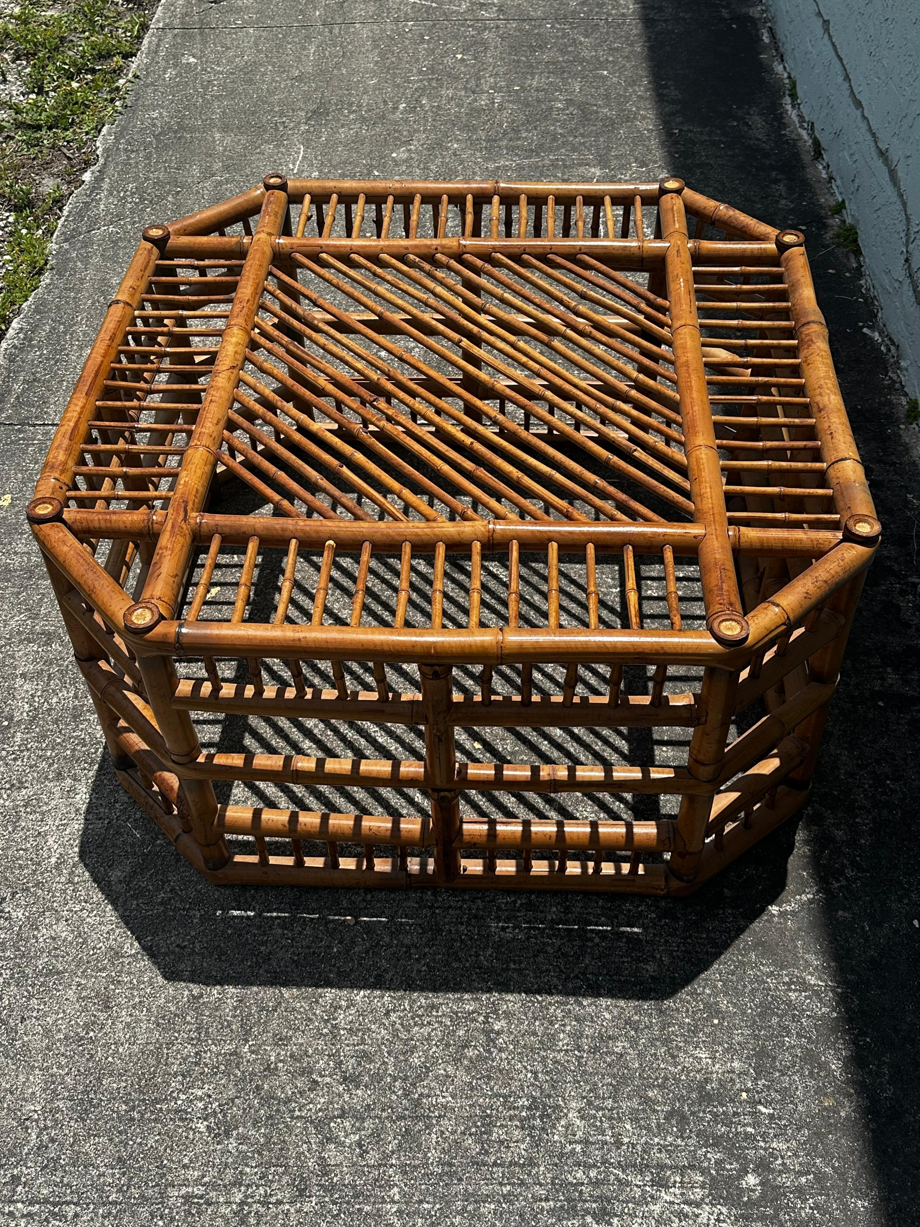 Mesa de centro octogonal de cristal de bambú y ratán estilo Brighton de los años 70 en venta 6