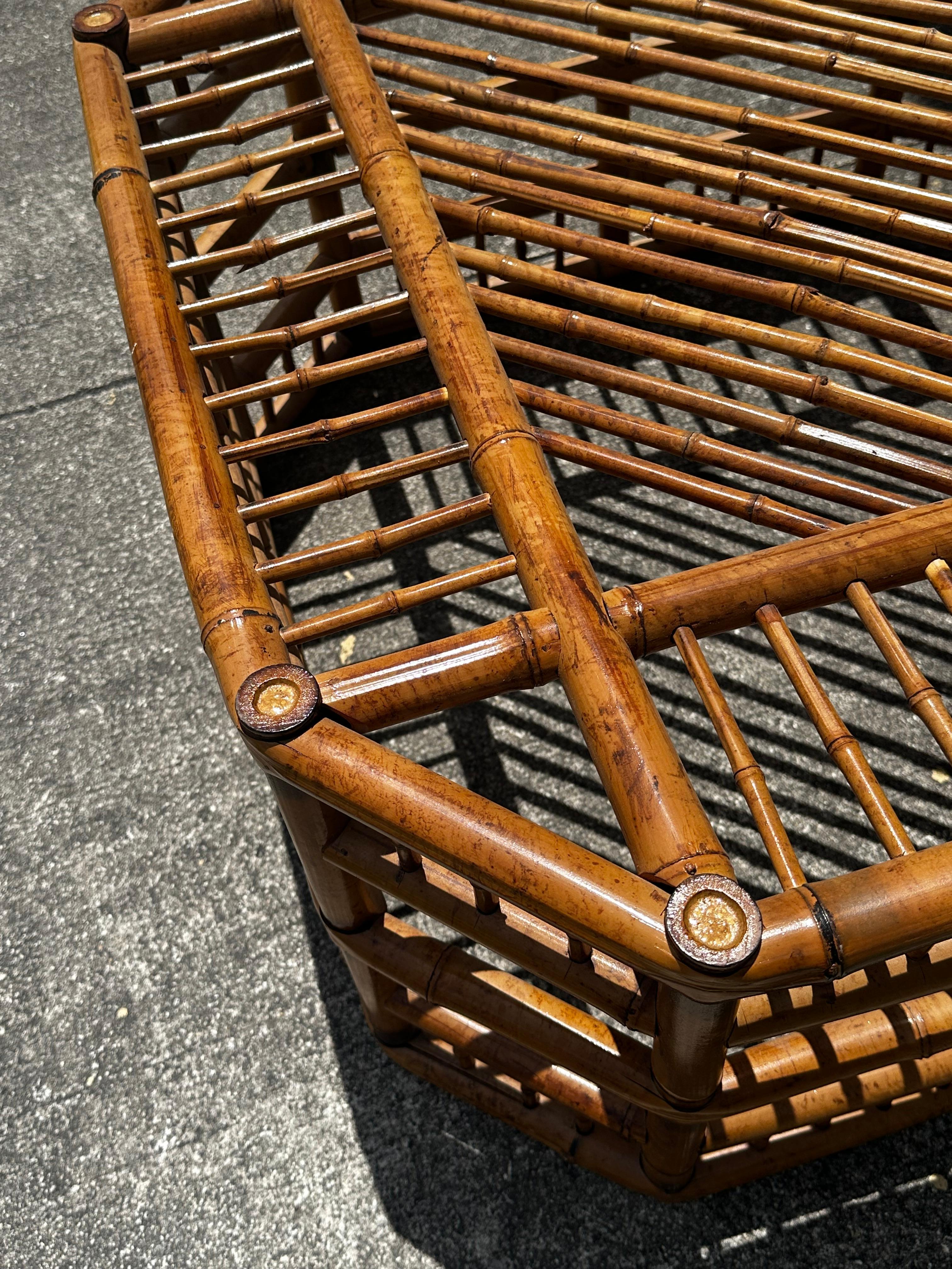 Mesa de centro octogonal de cristal de bambú y ratán estilo Brighton de los años 70 en venta 7