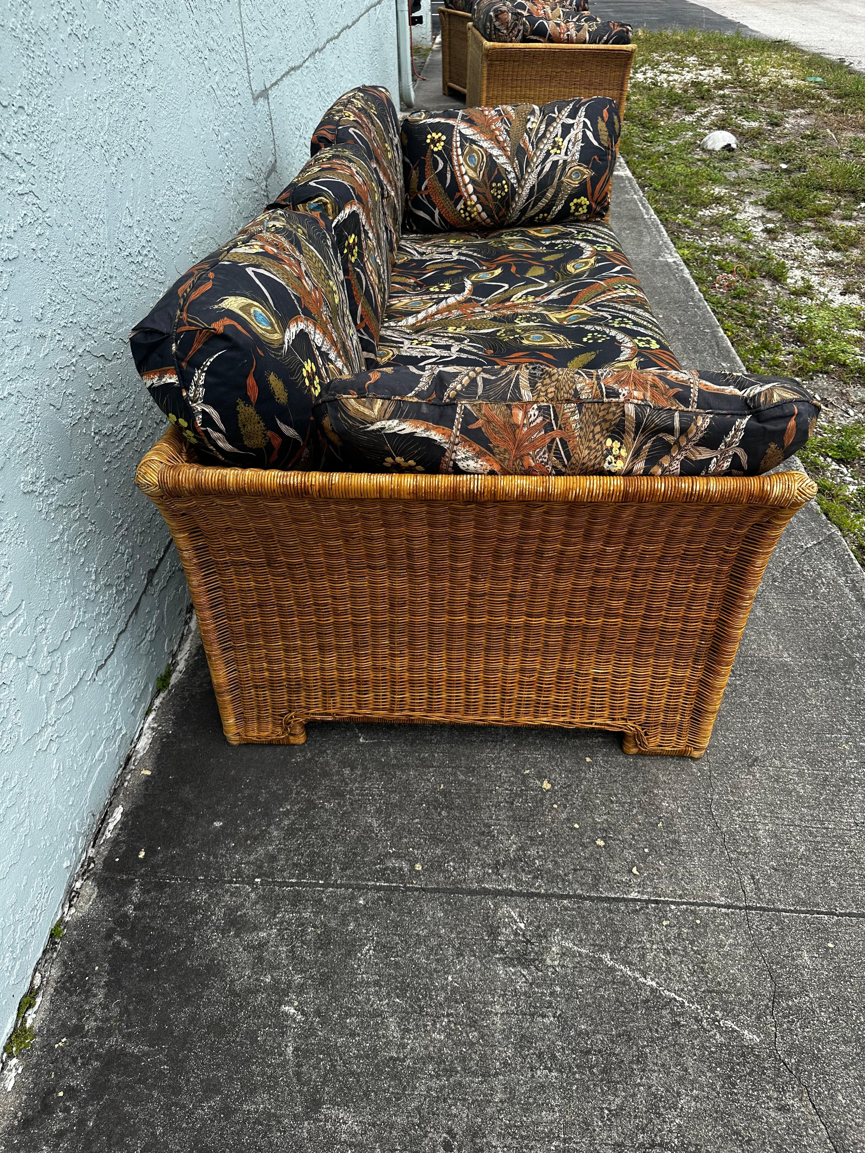 Divano tropicale scultoreo in rattan finemente lavorato degli anni '70 in vendita 1