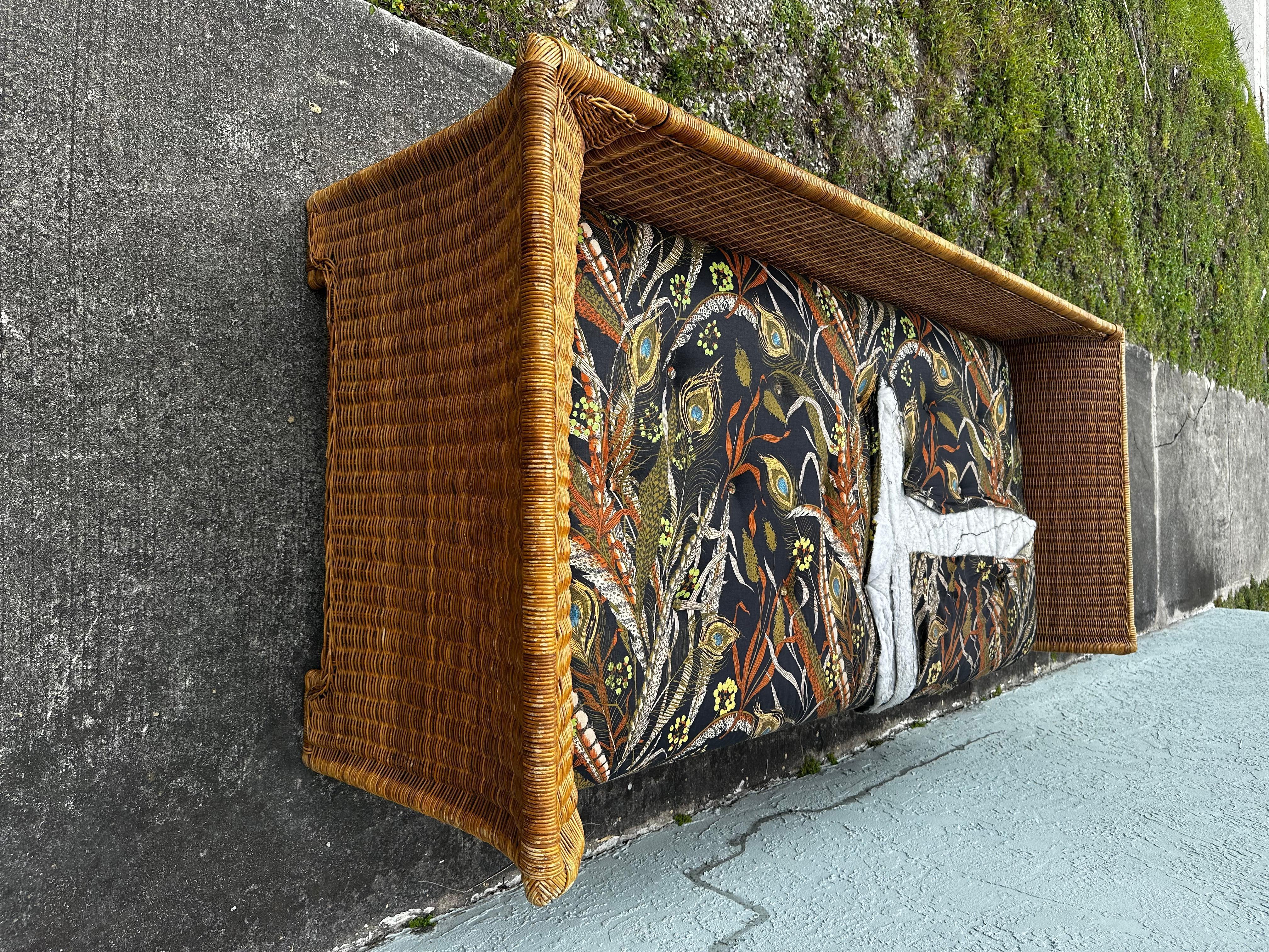 Divano tropicale scultoreo in rattan finemente lavorato degli anni '70 in vendita 6