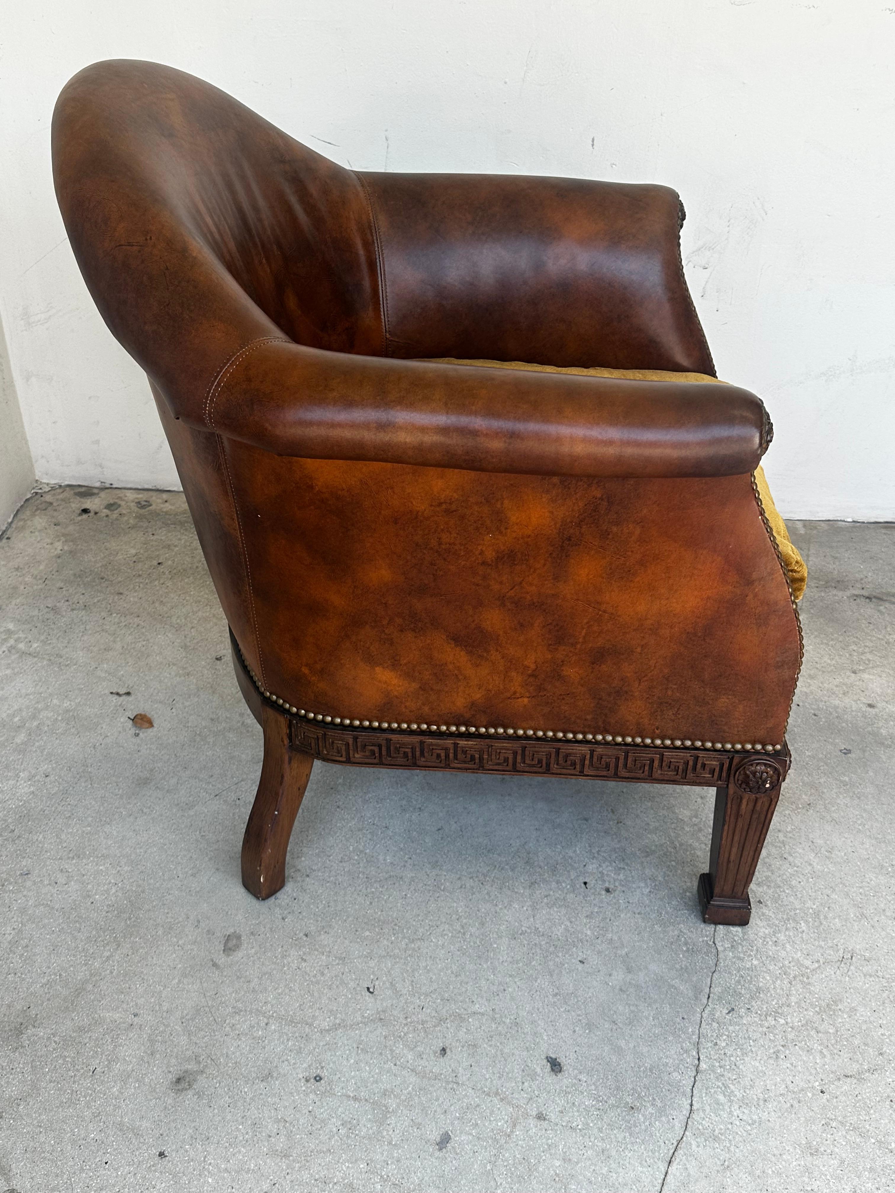 Sedia da biblioteca in stile Ralph Lauren degli anni '80 in pelle e mohair dorata con chiave greca in Wood In condizioni buone in vendita a Fort Lauderdale, FL
