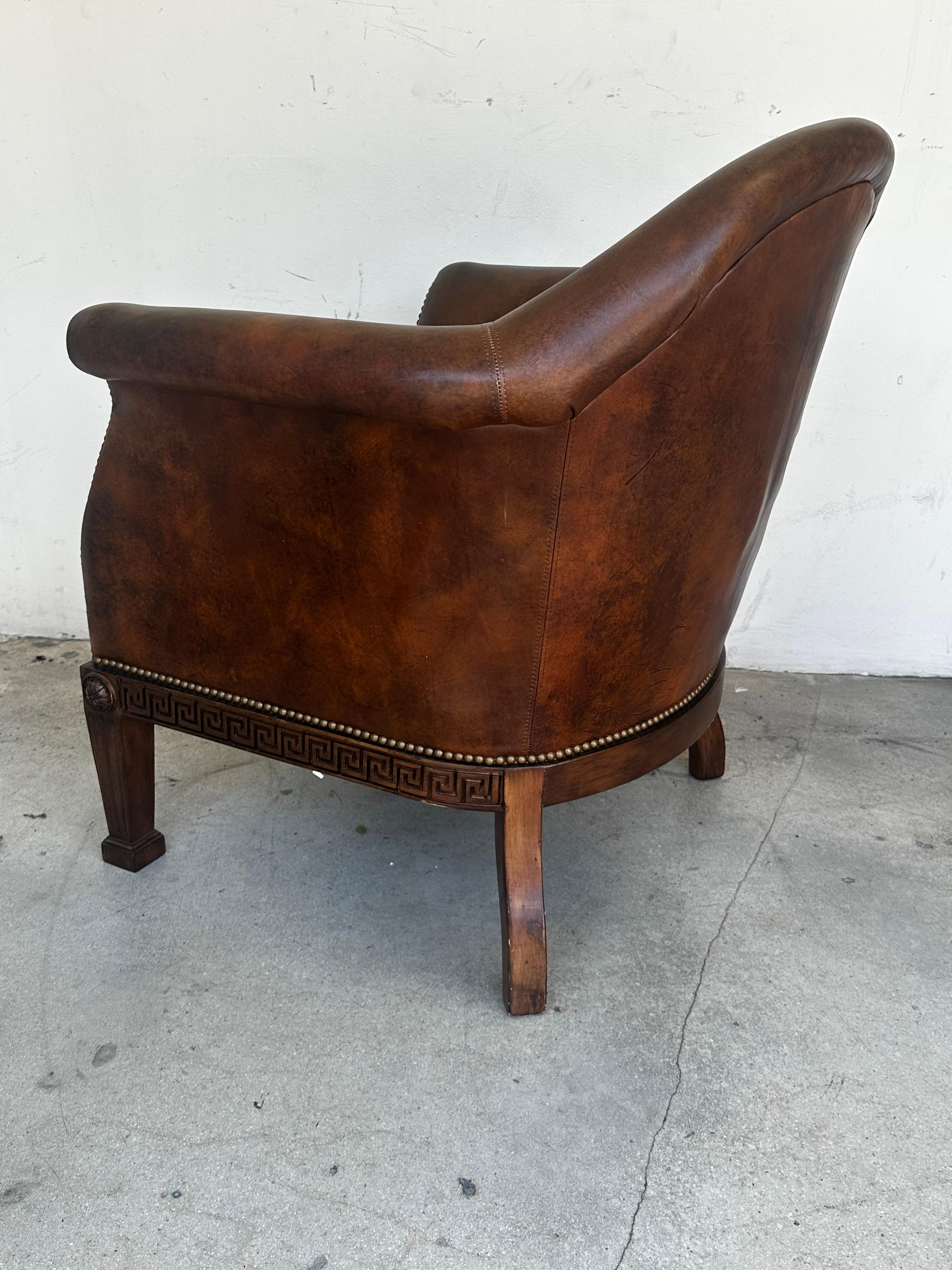 Sedia da biblioteca in stile Ralph Lauren degli anni '80 in pelle e mohair dorata con chiave greca in Wood in vendita 1