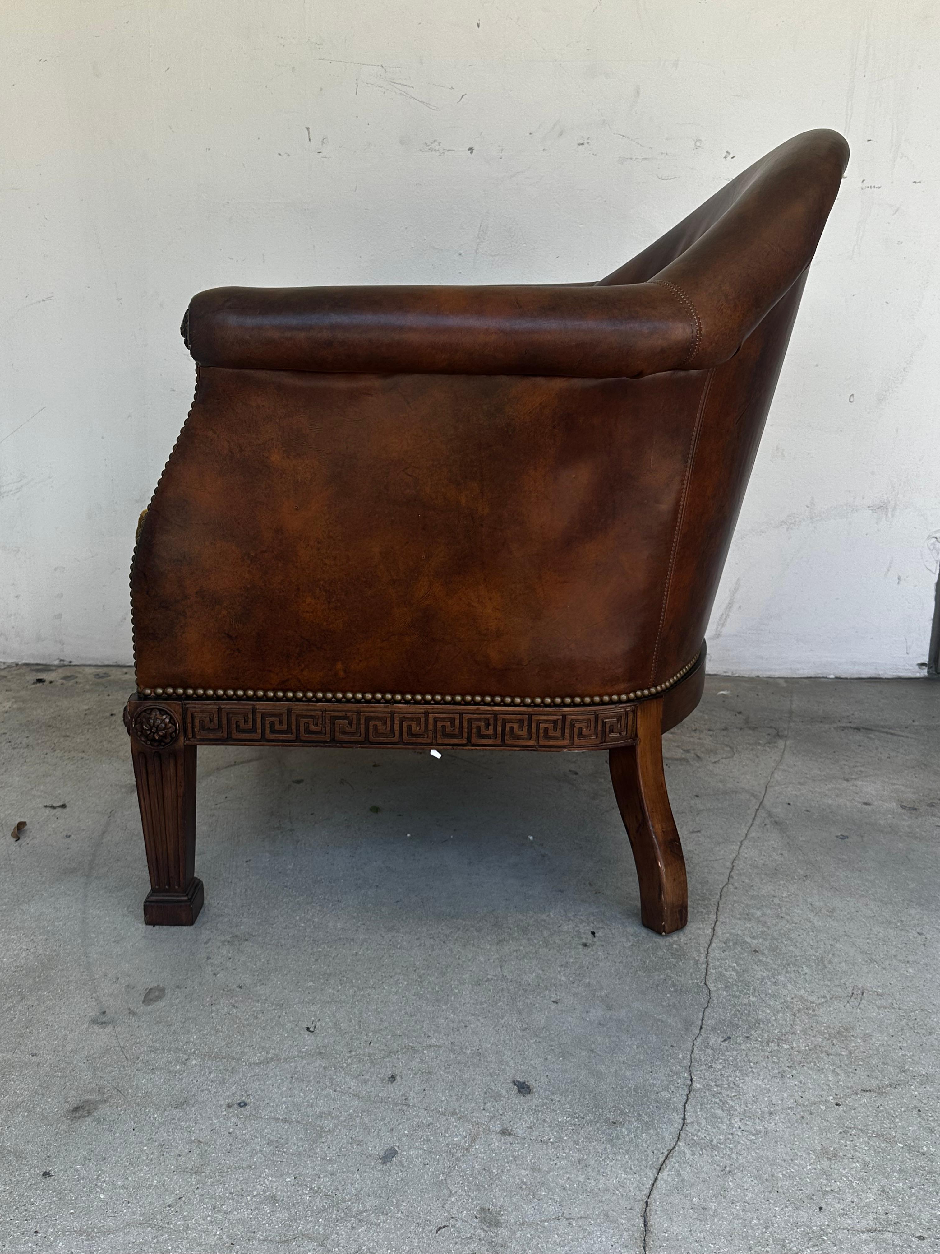 Sedia da biblioteca in stile Ralph Lauren degli anni '80 in pelle e mohair dorata con chiave greca in Wood in vendita 2