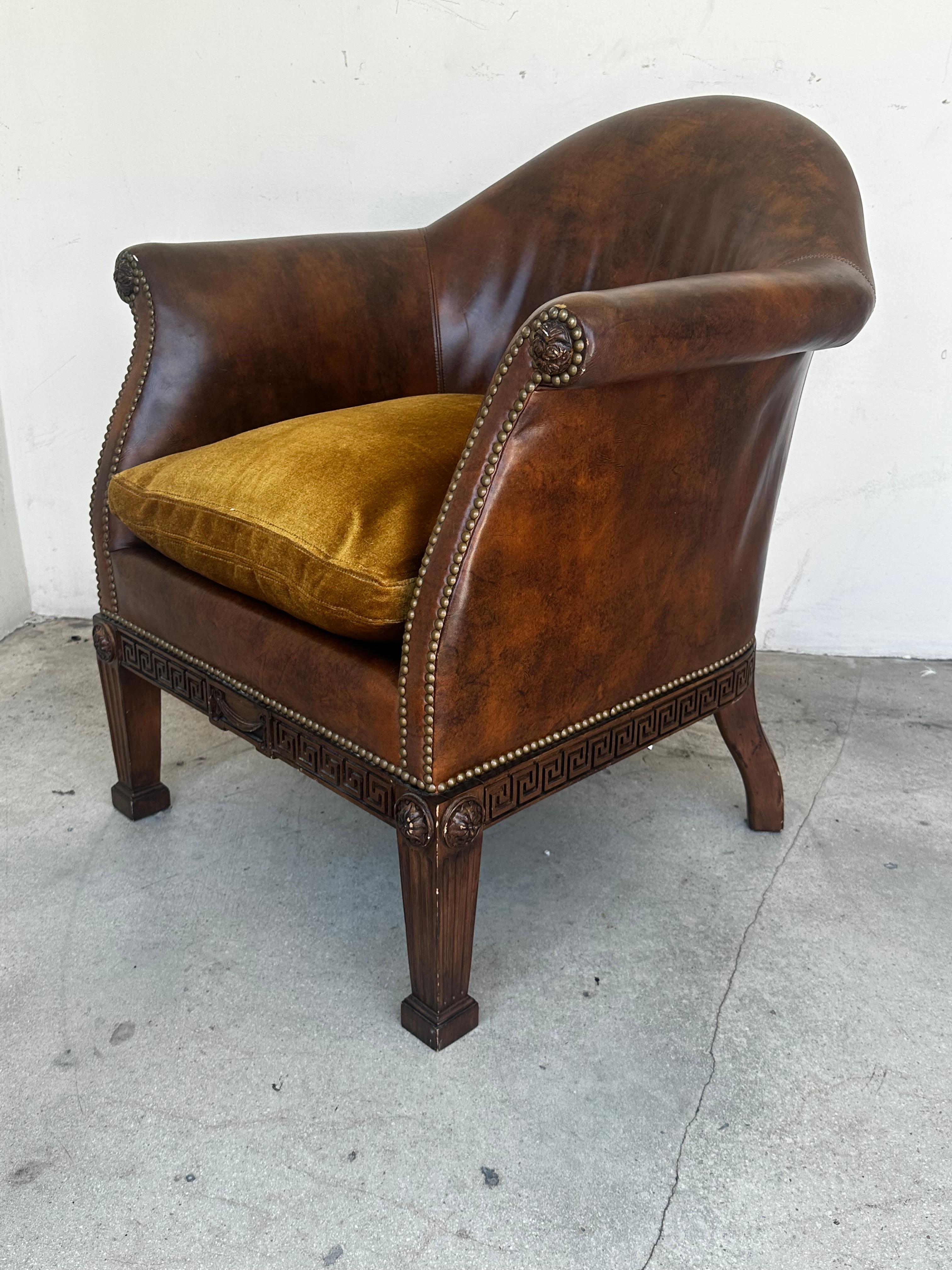 Sedia da biblioteca in stile Ralph Lauren degli anni '80 in pelle e mohair dorata con chiave greca in Wood in vendita 3