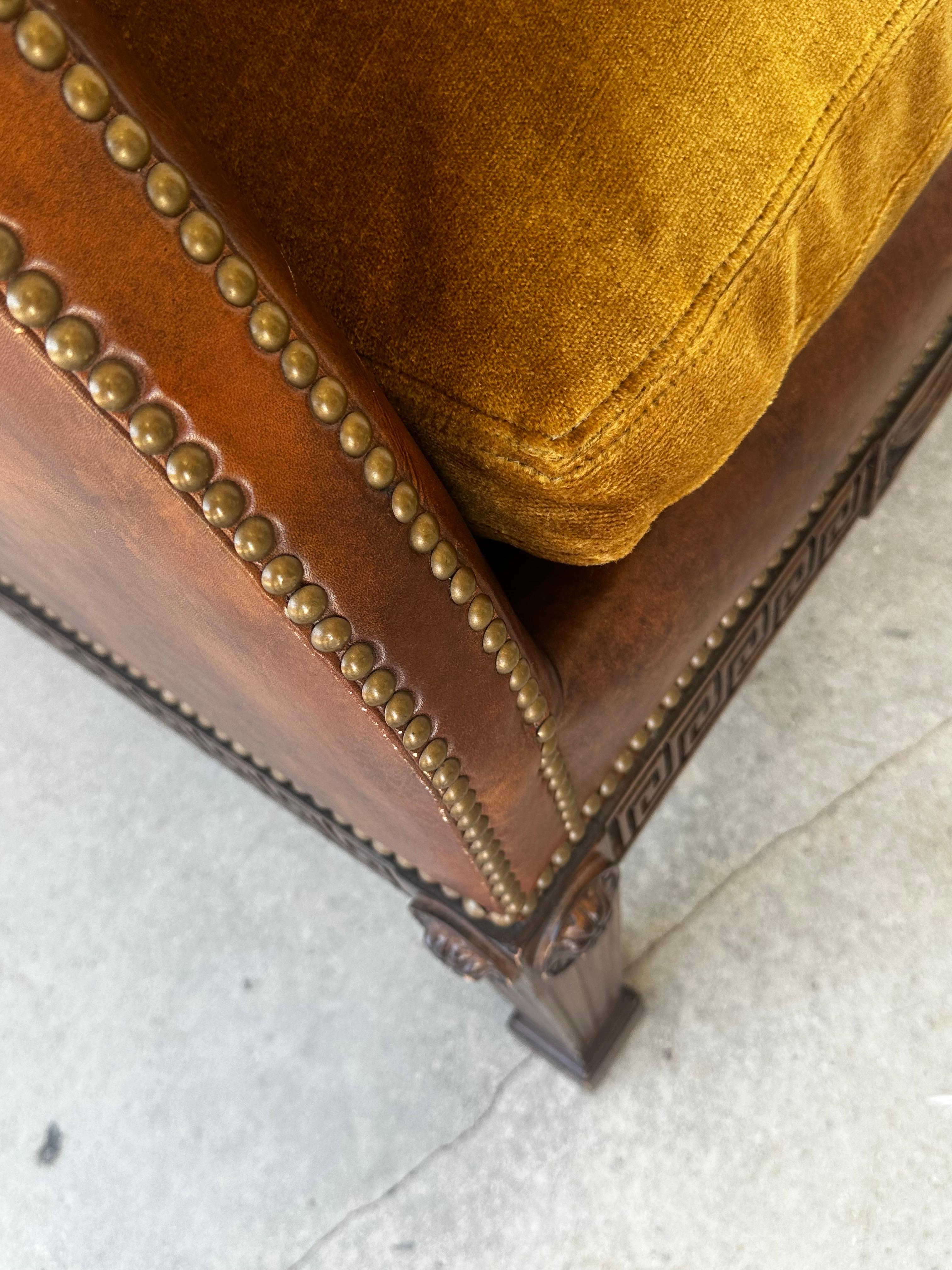 Sedia da biblioteca in stile Ralph Lauren degli anni '80 in pelle e mohair dorata con chiave greca in Wood in vendita 6