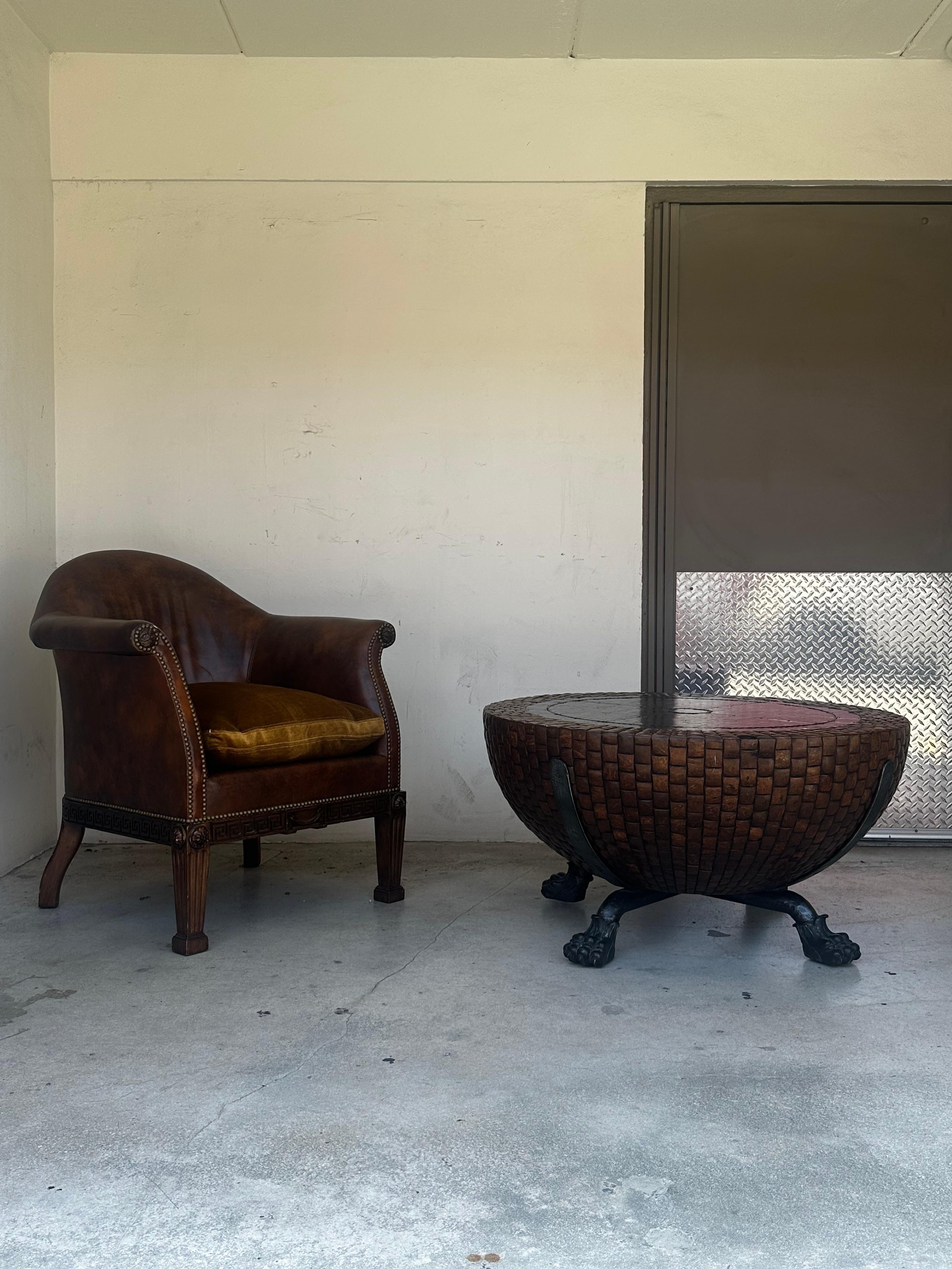 Sedia da biblioteca in stile Ralph Lauren degli anni '80 in pelle e mohair dorata con chiave greca in Wood in vendita 8