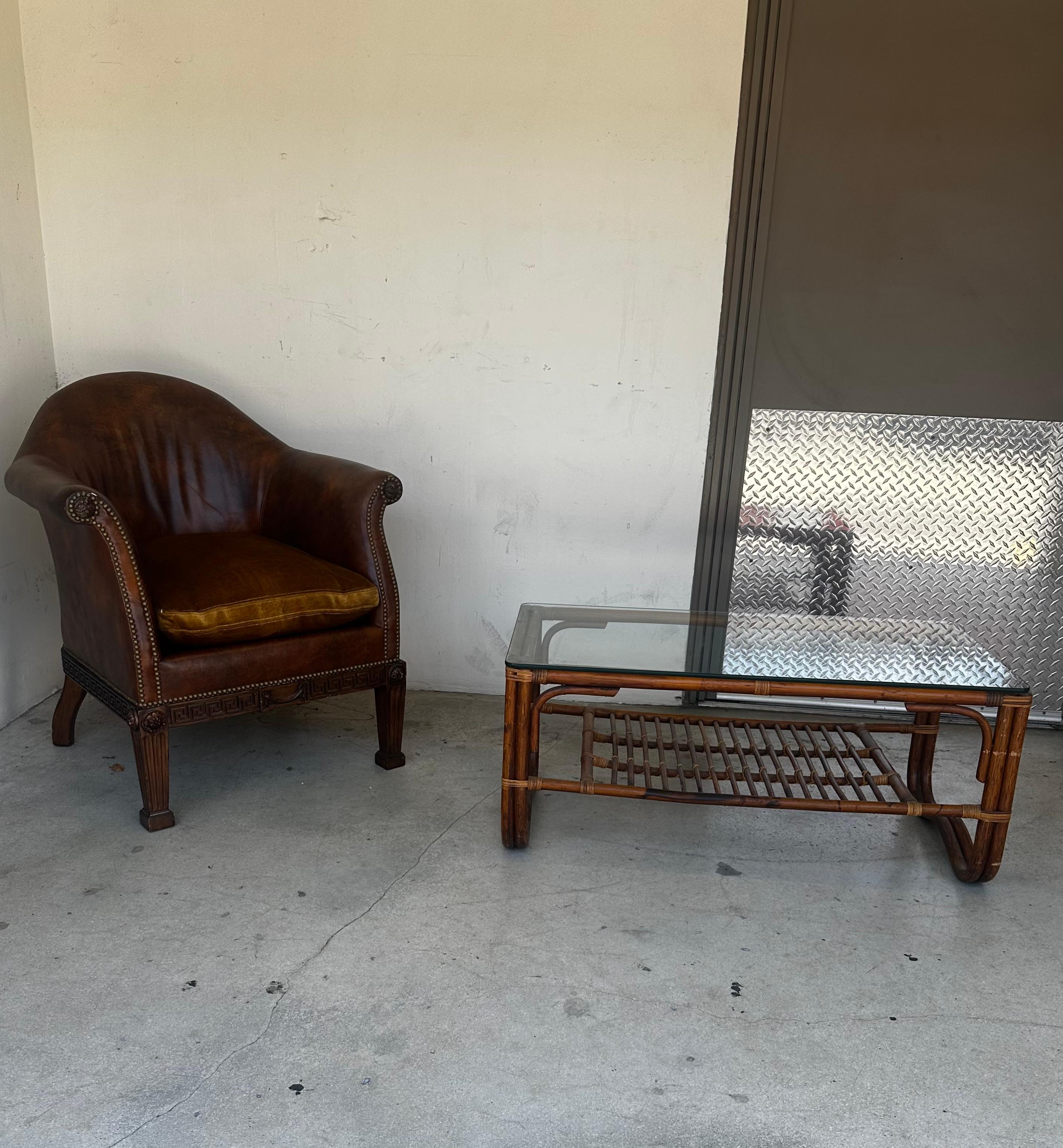 Sedia da biblioteca in stile Ralph Lauren degli anni '80 in pelle e mohair dorata con chiave greca in Wood in vendita 7