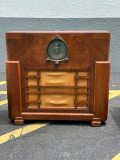 1930s Rare Original Condition Walnut Zenith Art Deco Radio Console