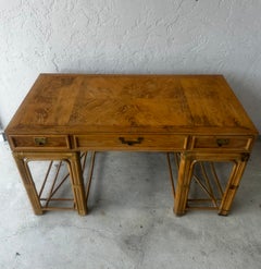 Scrivania in stile chinoiserie rustico in rattan e quercia degli anni '70