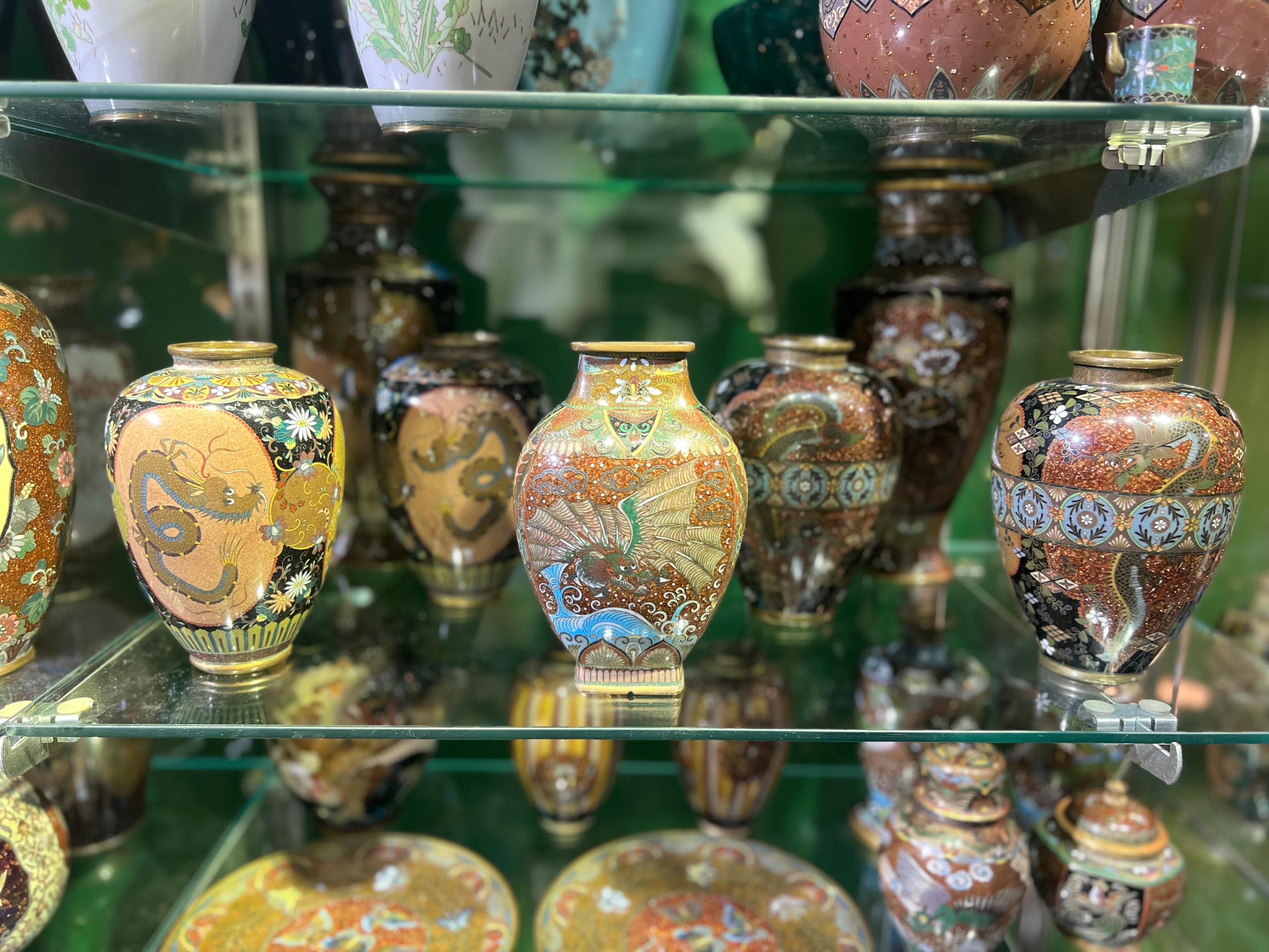 Vase dragon japonais ancien en émail cloisonné et pierre d'or de style Meiji attribué à Hond en vente 4