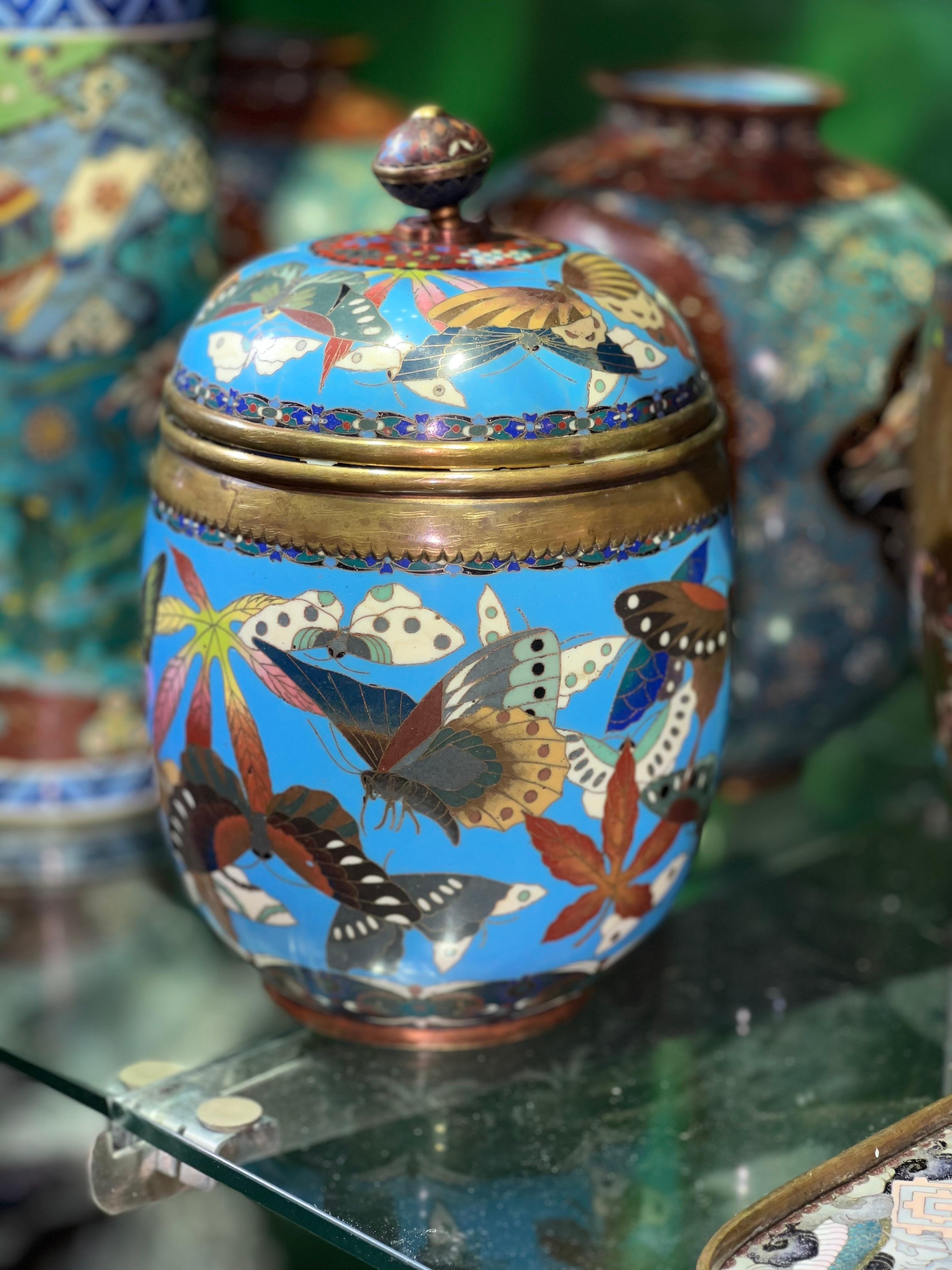 Gran Tarro Japonés Antiguo Meiji Cubierto de Esmalte Cloisonné con Mariposas Goto en venta 3