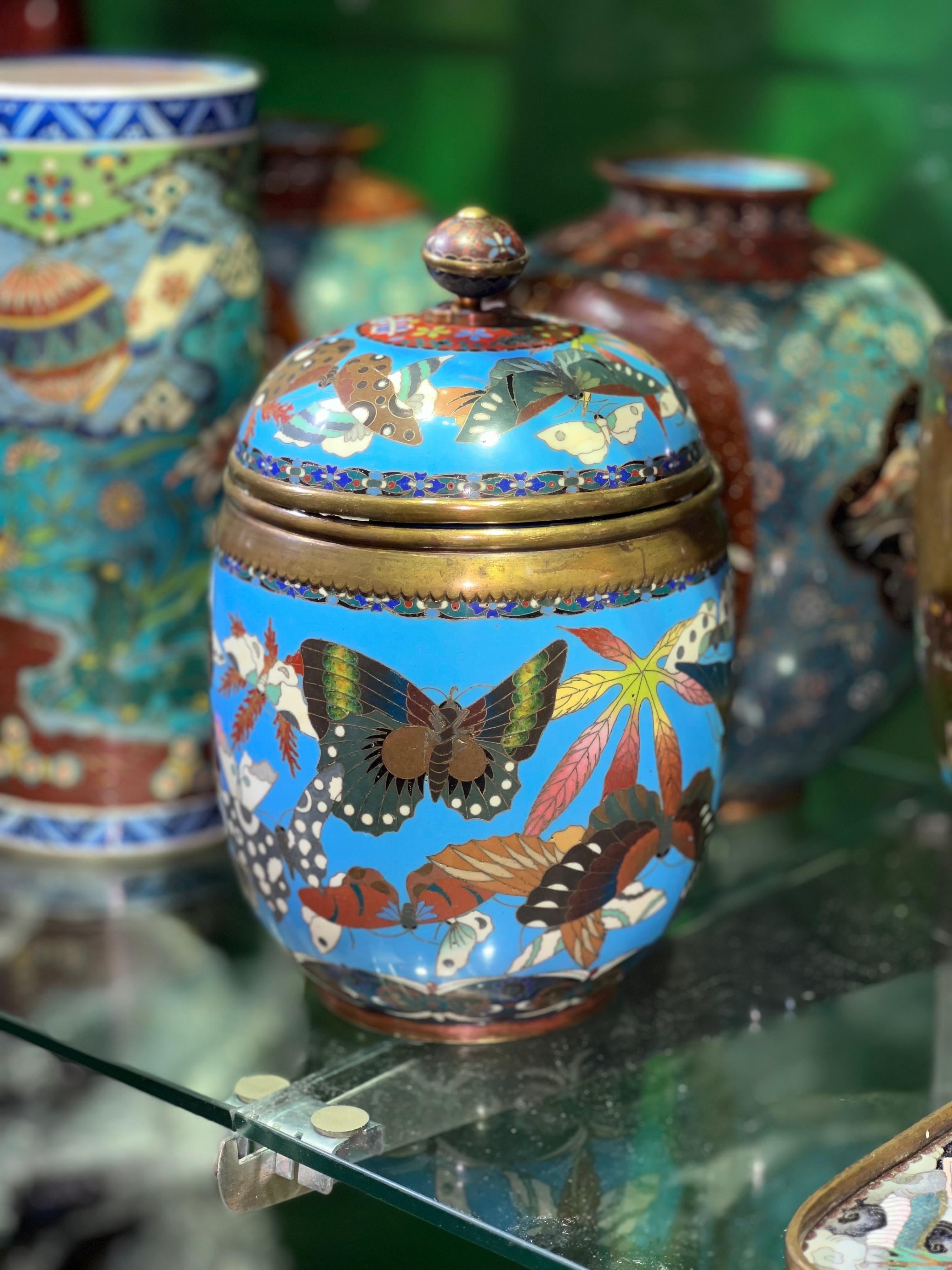Gran Tarro Japonés Antiguo Meiji Cubierto de Esmalte Cloisonné con Mariposas Goto en venta 4