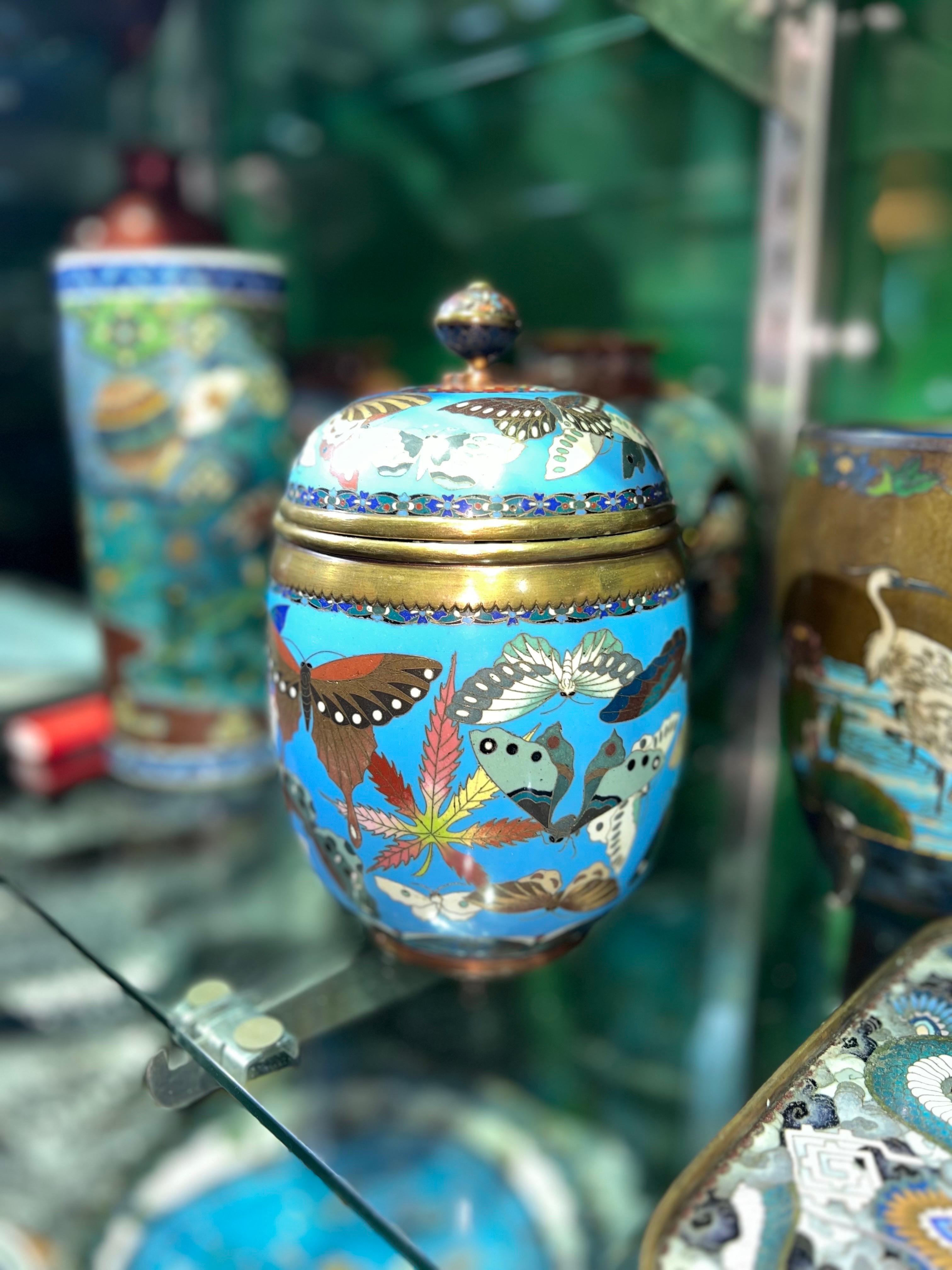 Gran Tarro Japonés Antiguo Meiji Cubierto de Esmalte Cloisonné con Mariposas Goto en venta 5