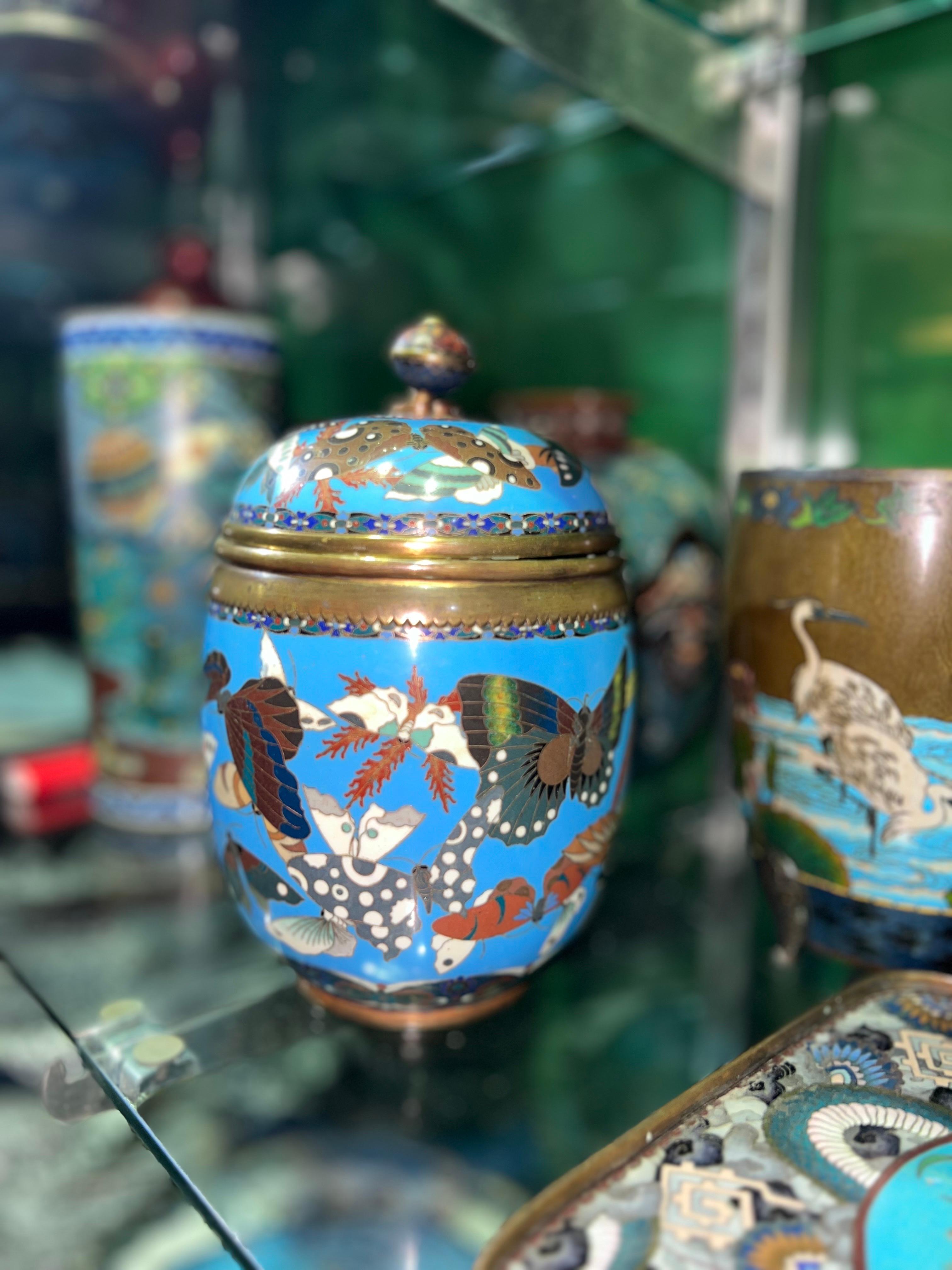 Gran Tarro Japonés Antiguo Meiji Cubierto de Esmalte Cloisonné con Mariposas Goto en venta 6