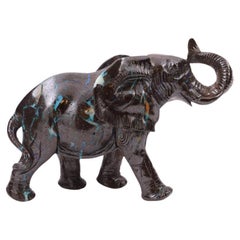 Seltene handgeschnitzte Opalsteinfigur eines Elefanten aus Opalstein