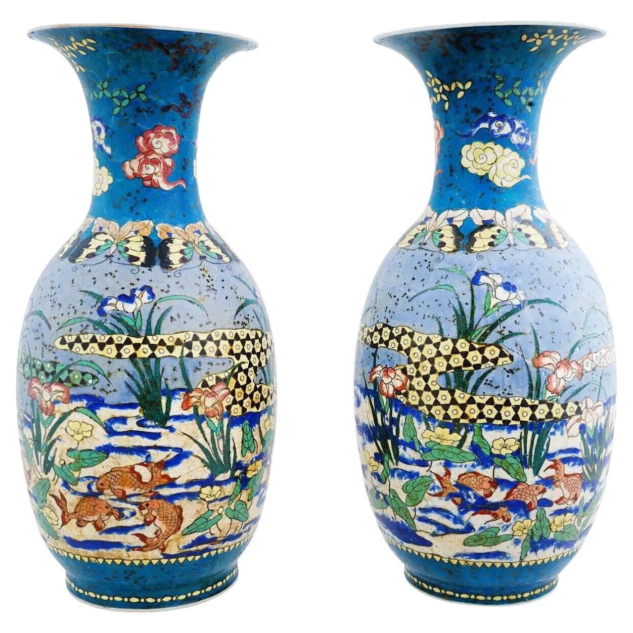 Grande paire de vases japonais Totai en émail cloisonné sur porcelaine représentant des poissons nageant