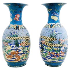 Grande paire de vases japonais Totai en émail cloisonné sur porcelaine représentant des poissons nageant