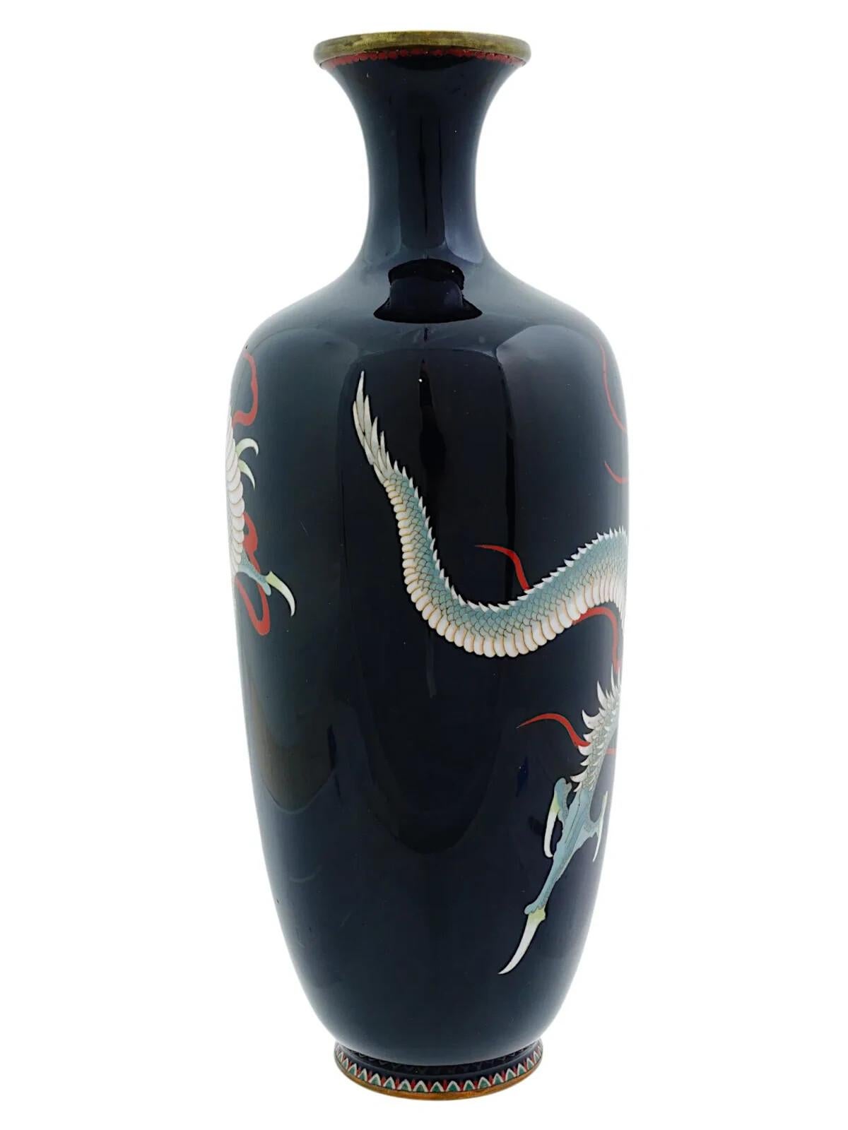 Japonais Grands Vases anciens en émail cloisonné japonais Meiji avec Dragon Signé en vente