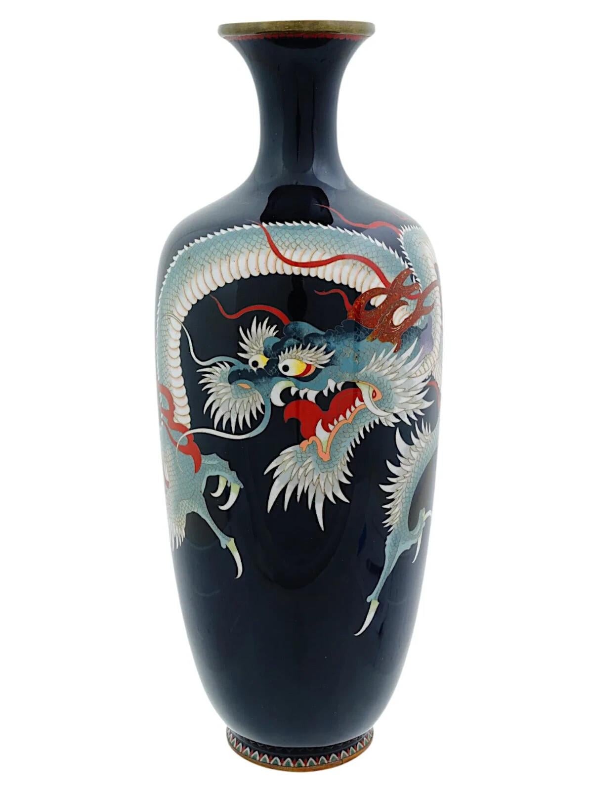 Un vase japonais en métal de belle qualité datant de l'époque de l'empereur Meiji, de 1868 à 1912. De forme balustre avec des épaules légèrement lobées, le corps est orné d'une image finement détaillée d'un dragon en émail cloisonné sur un fond bleu