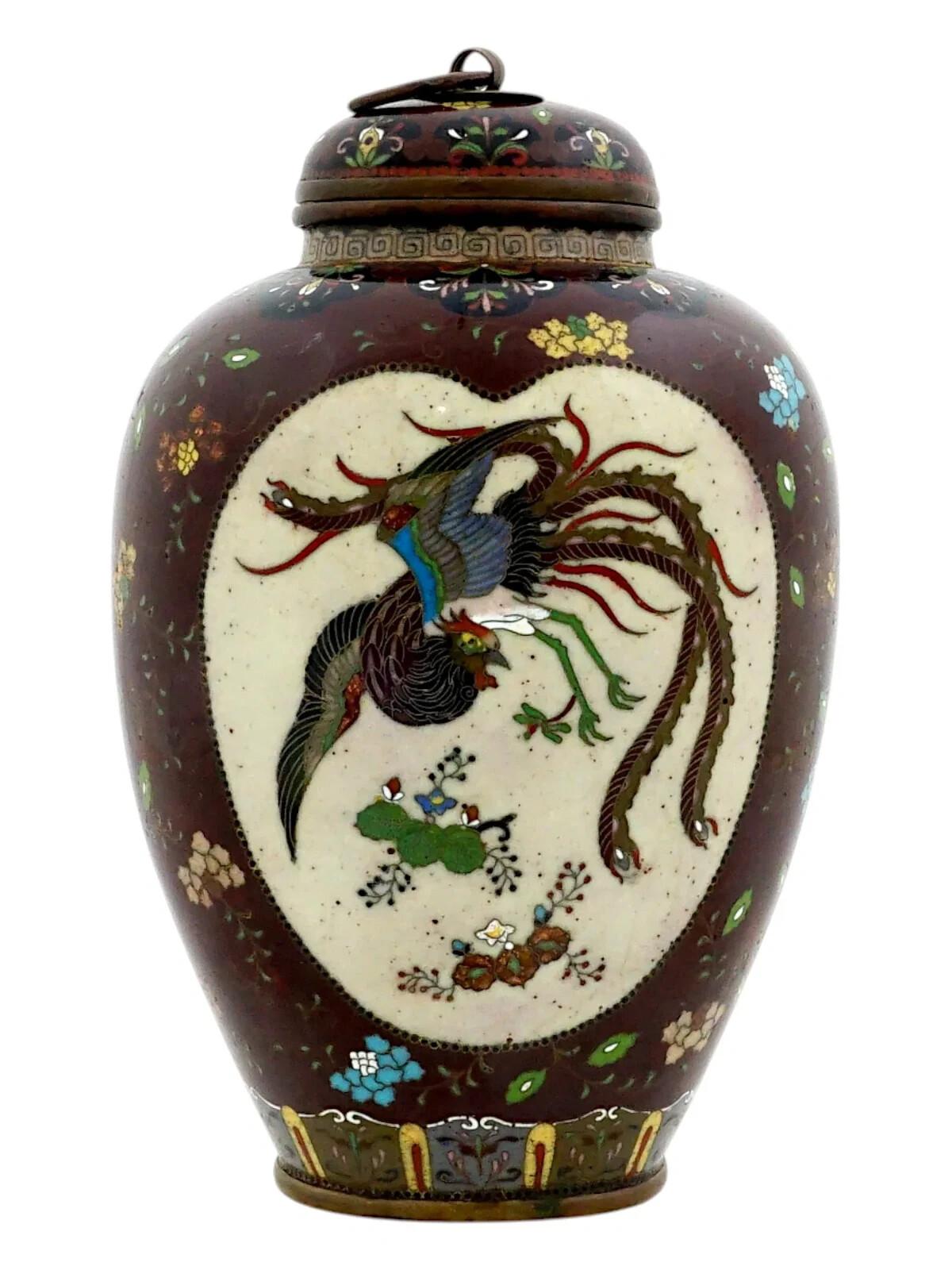 Ancien pot à gingembre japonais de l'ère Meiji en émail cloisonné avec un dragon et un oiseau phénix. Début de la période Meiji, vers 1885. L'objet est décoré d'un motif floral en émail cloisonné polychrome et de grandes images d'un dragon et d'un