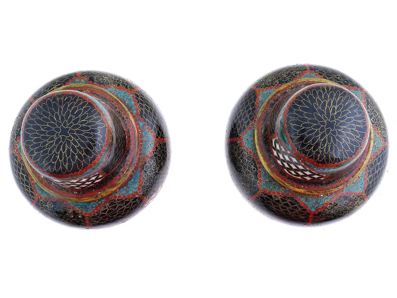 Cloissoné Pair of Japanese cloisonné enamel covered jars For Sale
