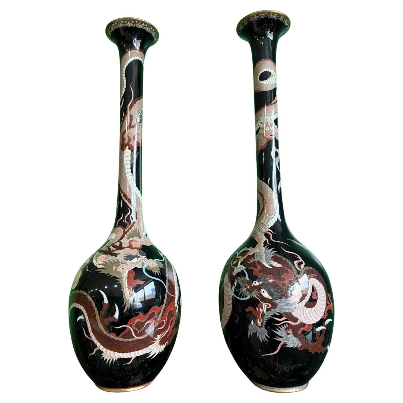 Coppia monumentale di draghi giapponesi Meiji in smalto cloisonne su vasi in smalto nero in vendita