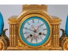 Monumentale und außergewöhnliche französische Uhr aus Goldbronze- und türkisfarbenem Sevres-Porzellan