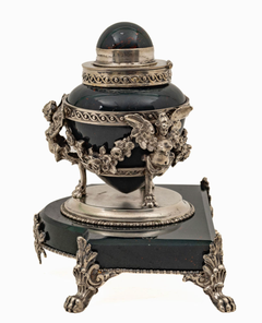 Raro calamaio francese in argento sterling con cherubino incastonato in pietra di sangue, 1920 circa