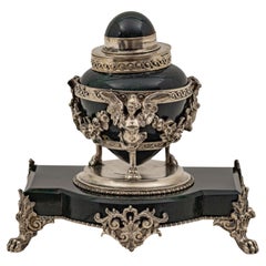 Raro calamaio francese in argento sterling con cherubino incastonato in pietra di sangue, 1920 circa