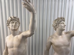 Ein Paar monumentaler klassischer Bacchus-Figuren aus Glasfaser