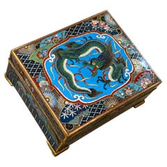 Cajita decorativa japonesa con un dragón en esmalte cloisonné, atribuida a Inaba, del periodo Meiji