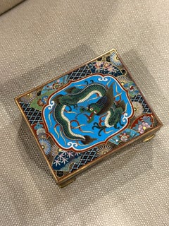 Cajita decorativa japonesa con un dragón en esmalte cloisonné, atribuida a Inaba, del periodo Meiji