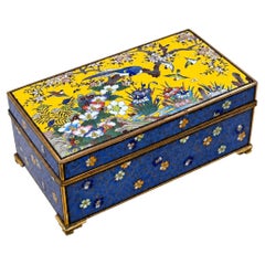 Scatolina giapponese in smalto cloisonné con motivi floreali e uccelli, firmata Inaba, periodo Meiji