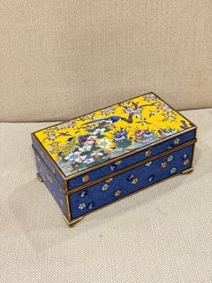 Scatolina giapponese in smalto cloisonné con motivi floreali e uccelli, firmata Inaba, periodo Meiji