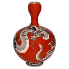Japanische Cloisonné-Emaille-Vase in Form eines roten Kürbisses mit Drachenmotiv, Meiji-Zeit