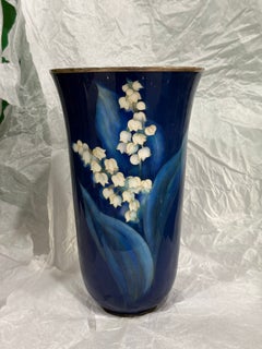 Vase japonais en émail cloisonné bleu représentant un muguet, période Showa, attribué à Ando