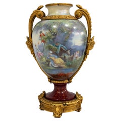 Opaline-Glasvase mit Ormolu-Verzierungen und Schlangenhenkeln, Baccarat zugeschrieben