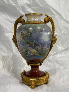Opaline-Glasvase mit Ormolu-Verzierungen und Schlangenhenkeln, Baccarat zugeschrieben