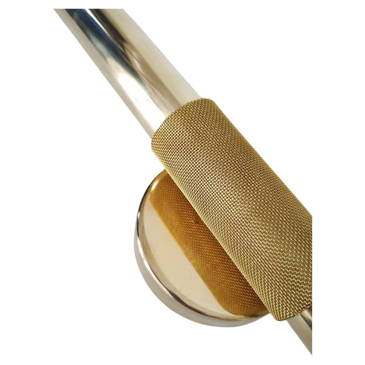 OCHO - Aplique de pared de latón macizo.

Este candelabro se puede personalizar: dimensiones y acabado.

Iluminación: integrada x LED 12V, 2700/3000K, 50 000 h 

Aunque el plazo de entrega por defecto es de 2-3 semanas, es posible que tengamos