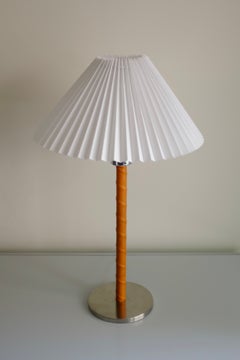 Schwedische Tischlampe aus Leder und Metall aus der Mitte des Jahrhunderts