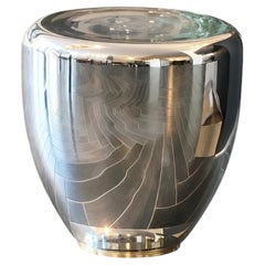 Table d'appoint et tabouret en verre argenté de fabrication artisanale italienne, avec piètement en laiton brossé