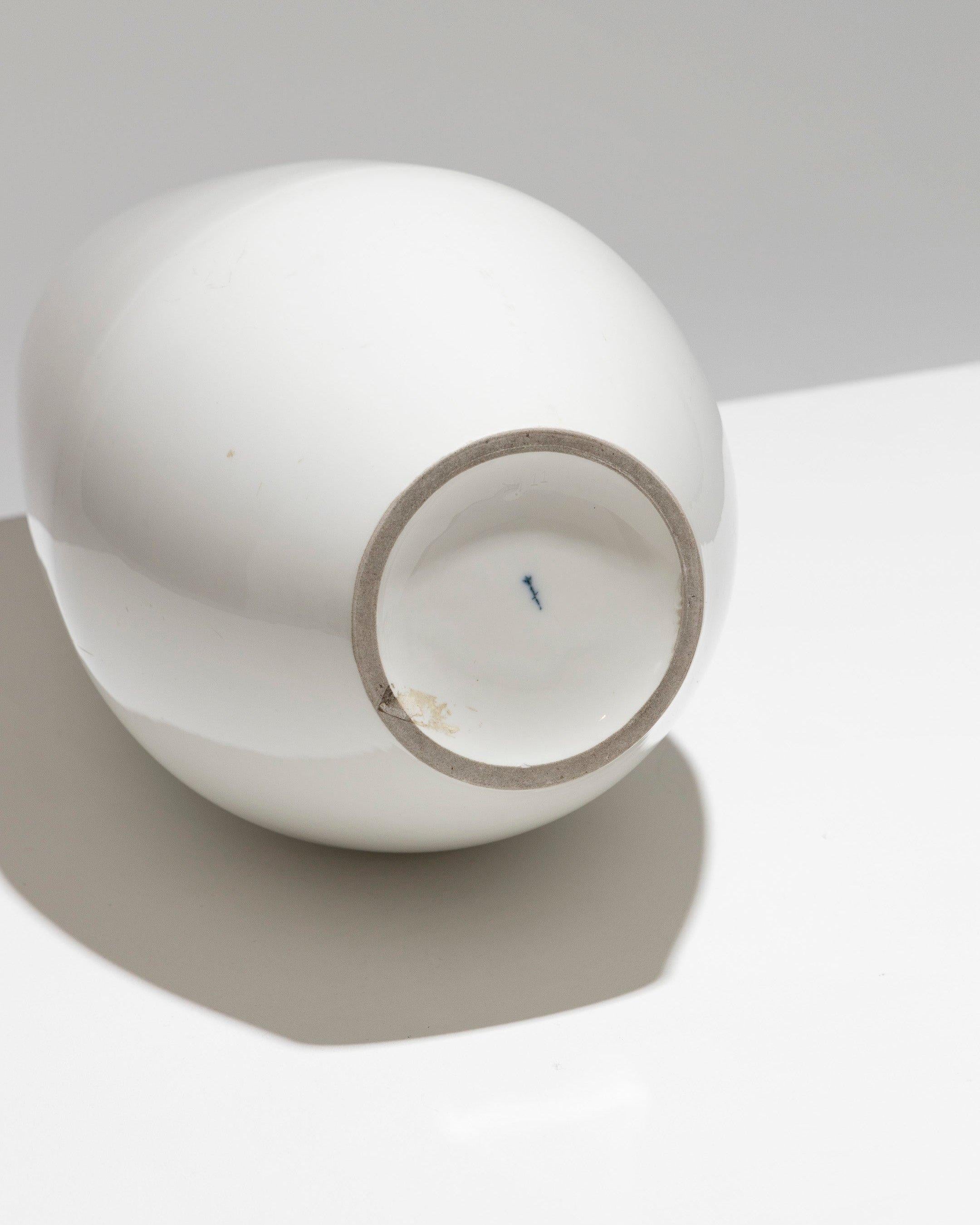 Grande vaso oblungo in porcellana bianca della manifattura Royal Berlin, 1900. In stile 'Japonisme'. Marcato in blu sottosmalto con lo scettro di Berlino. Origine: Germania. Ottime condizioni.
DV1517