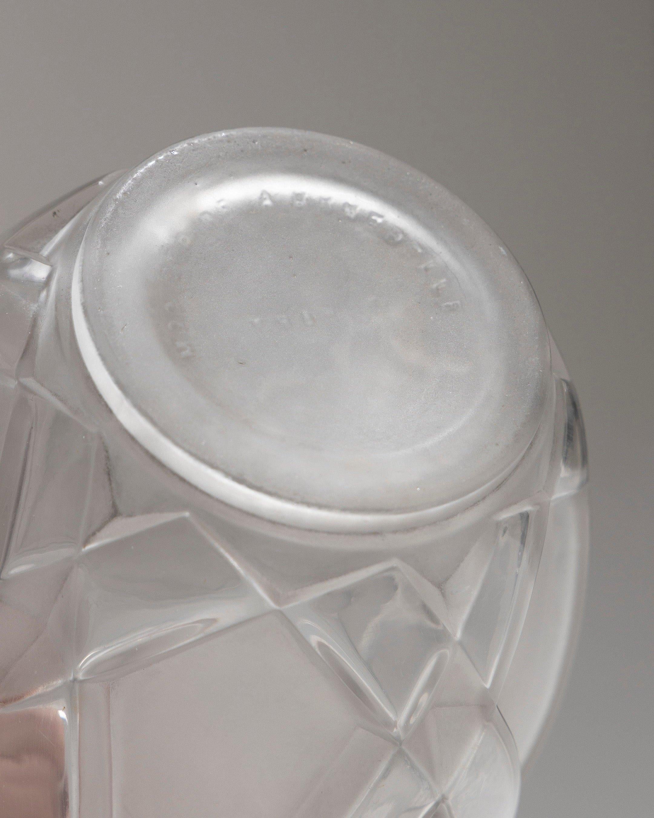 Geometric Frosted Glass Vase by André Hunebelle, 1930s. In Good Condition For Sale In PARIS, FR