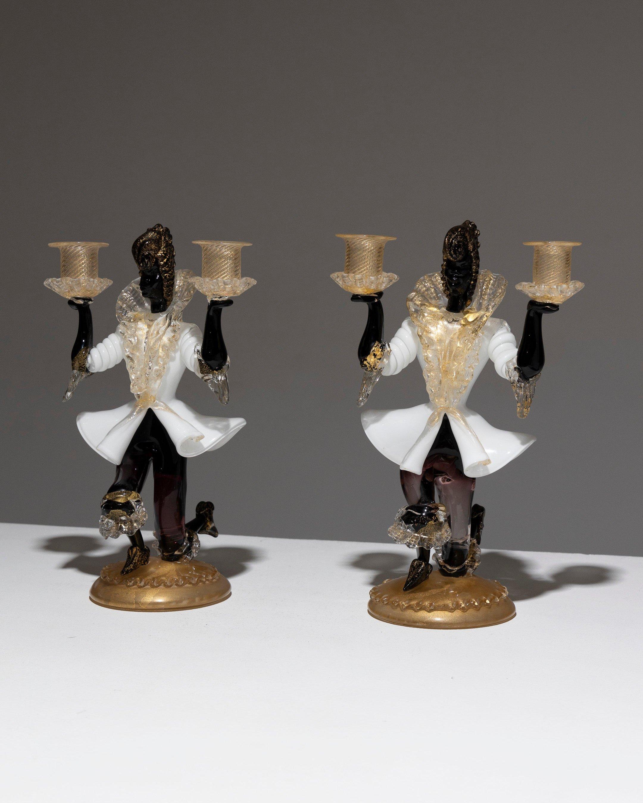 Coppia di lampadari veneziani in vetro di Murano di Salviati & Co, anni '50. Whiting in ametista e vetro chiaro con sovrapposizione bianca, spolverato d'oro, realizzato in sezioni separate e fuso a caldo. I dettagli in vetro nero modellato includono